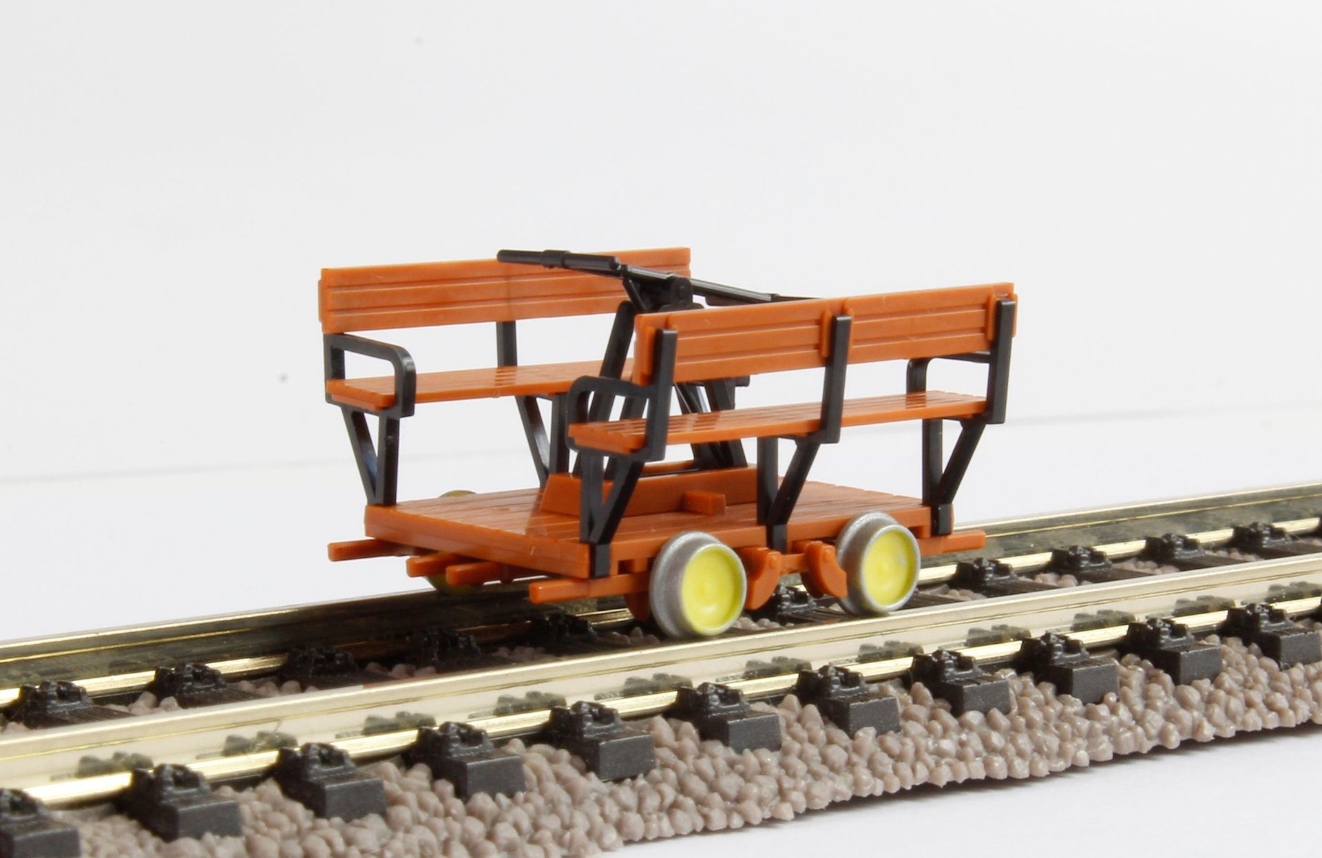 KRES 56063010 Handhebeldraisine m. Sitzb Kres 56064010 - Handhebeldraisine mit Sitzbänken Fertigmodell TT 1:120